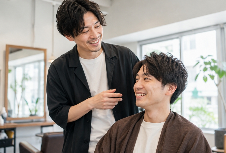 お客様と会話する美容師