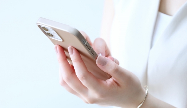 スマートフォンからFRiENDSへ予約する様子