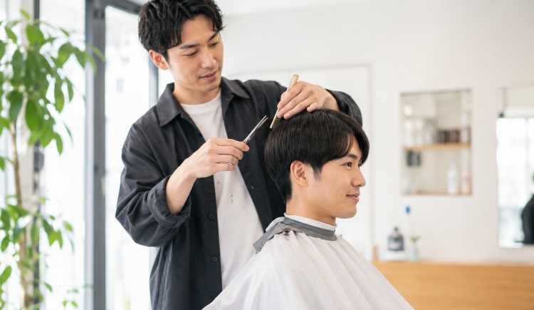 お客様の髪をカットする美容師